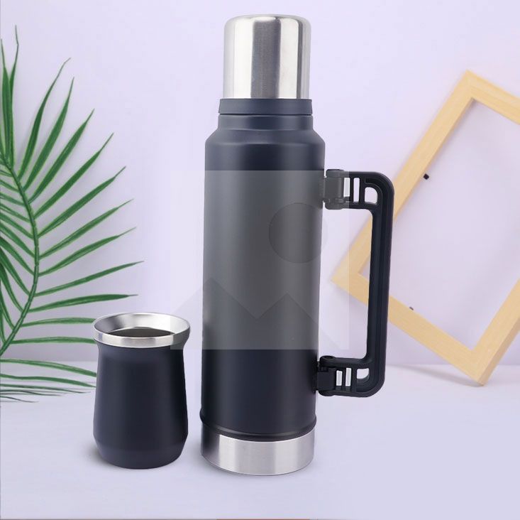 Custom 1.0 liter and 1.3 liter Argentine Companion thermos Each thermos comes with a 260 ml companion cup and stainless steel straw
