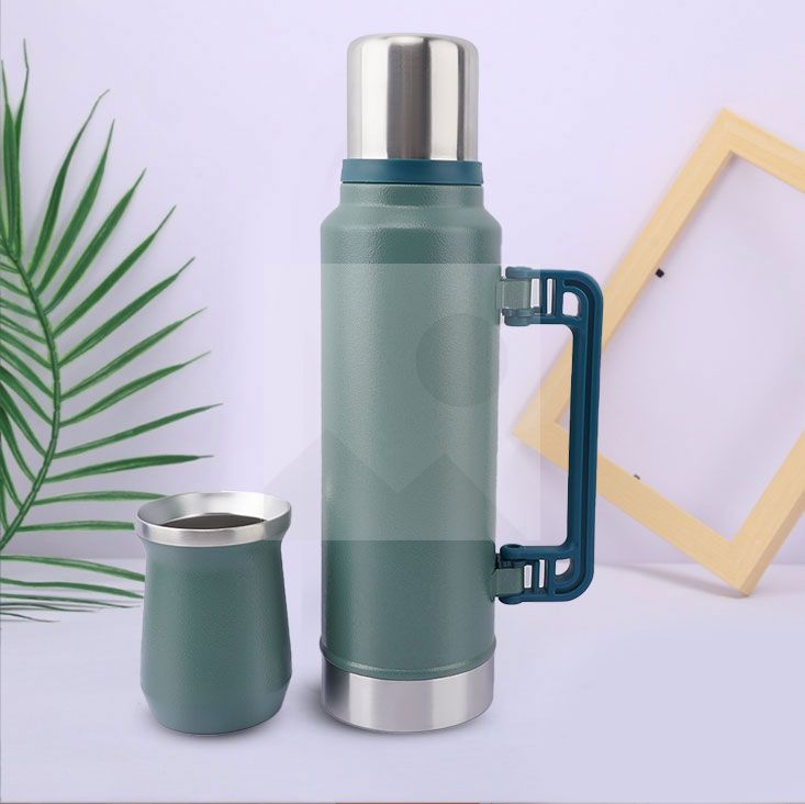 Custom 1.0 liter and 1.3 liter Argentine Companion thermos Each thermos comes with a 260 ml companion cup and stainless steel straw