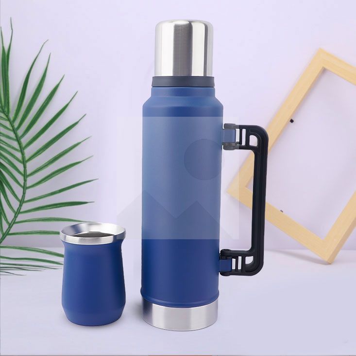 Custom 1.0 liter and 1.3 liter Argentine Companion thermos Each thermos comes with a 260 ml companion cup and stainless steel straw