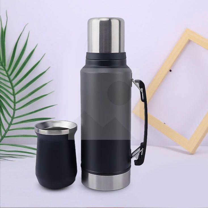 Custom 1.0 liter and 1.3 liter Argentine Companion thermos Each thermos comes with a 260 ml companion cup and stainless steel straw