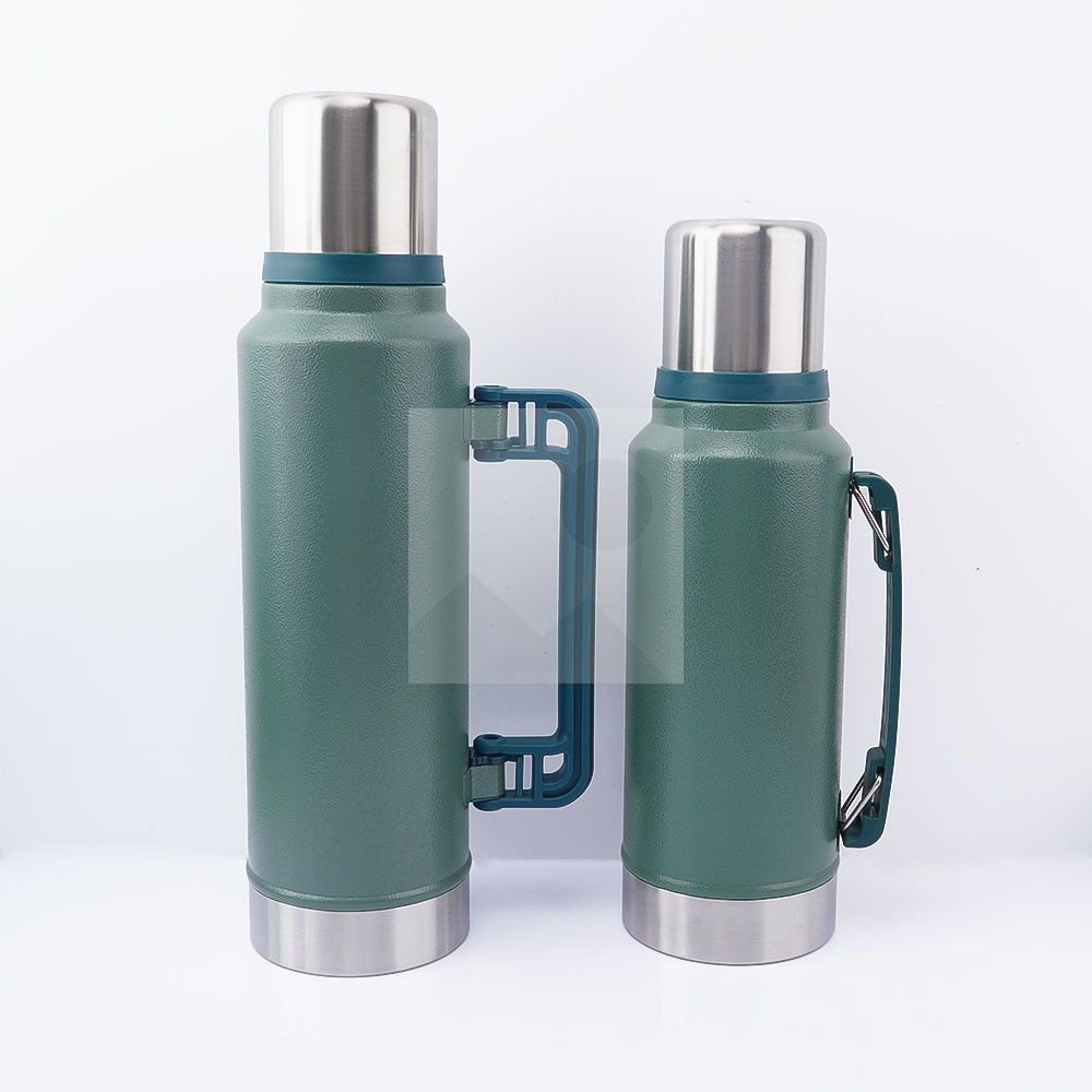 Custom 1.0 liter and 1.3 liter Argentine Companion thermos Each thermos comes with a 260 ml companion cup and stainless steel straw