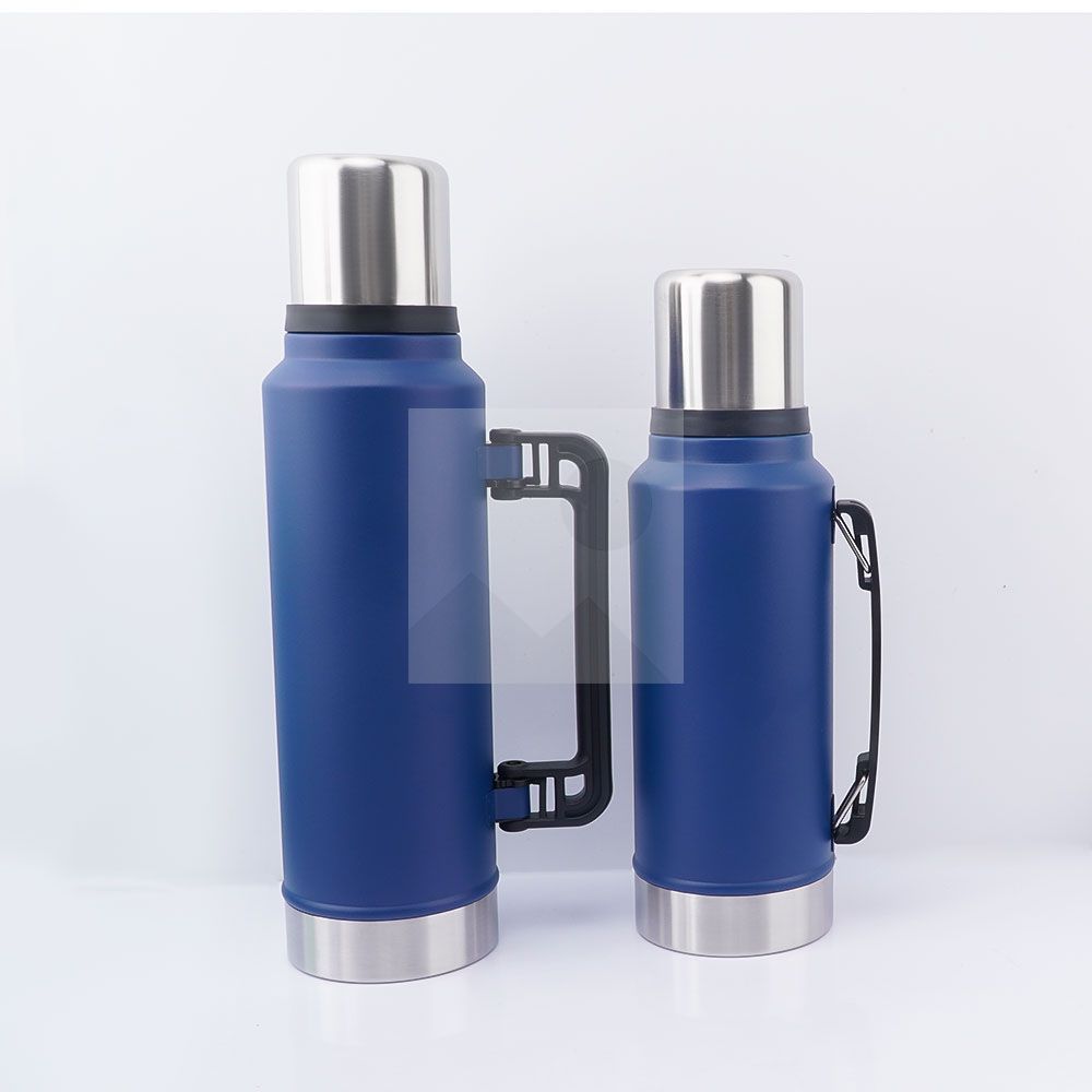 Custom 1.0 liter and 1.3 liter Argentine Companion thermos Each thermos comes with a 260 ml companion cup and stainless steel straw