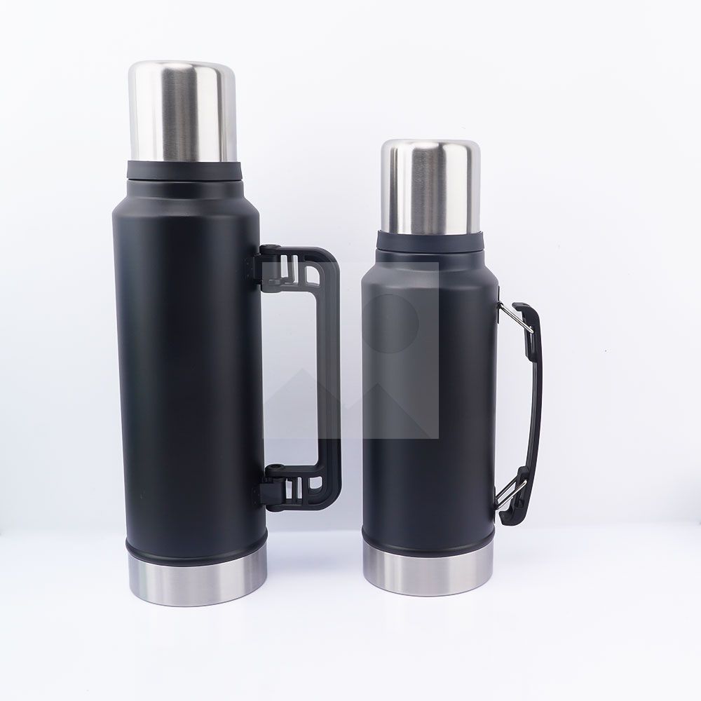 Custom 1.0 liter and 1.3 liter Argentine Companion thermos Each thermos comes with a 260 ml companion cup and stainless steel straw
