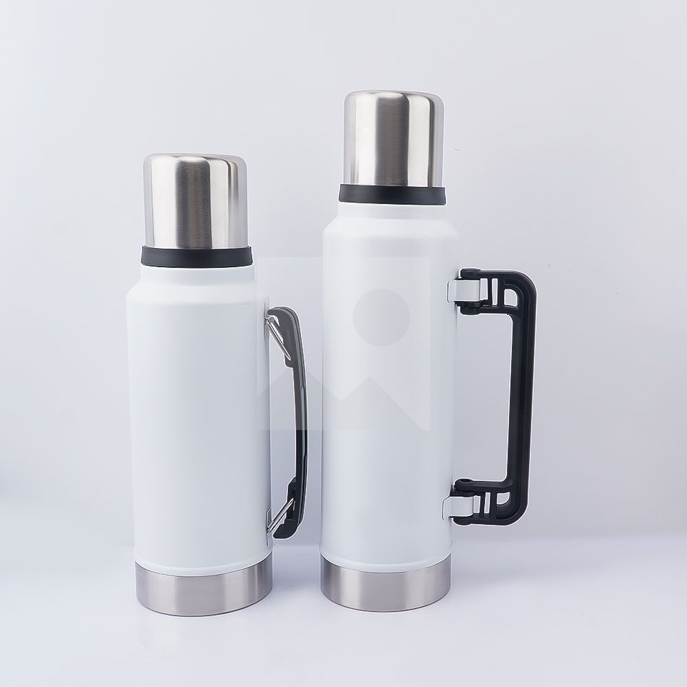 Custom 1.0 liter and 1.3 liter Argentine Companion thermos Each thermos comes with a 260 ml companion cup and stainless steel straw