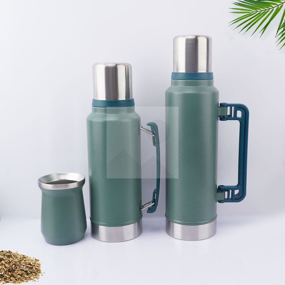 Custom 1.0 liter and 1.3 liter Argentine Companion thermos Each thermos comes with a 260 ml companion cup and stainless steel straw