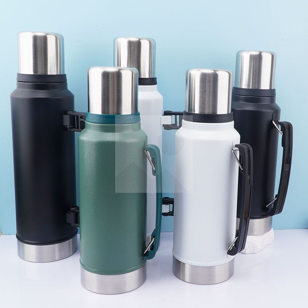 Custom 1.0 liter and 1.3 liter Argentine Companion thermos Each thermos comes with a 260 ml companion cup and stainless steel straw