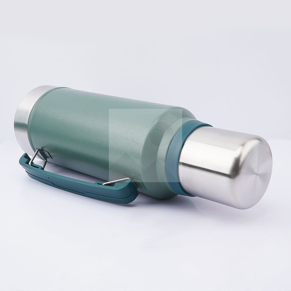 Custom 1.0 liter and 1.3 liter Argentine Companion thermos Each thermos comes with a 260 ml companion cup and stainless steel straw