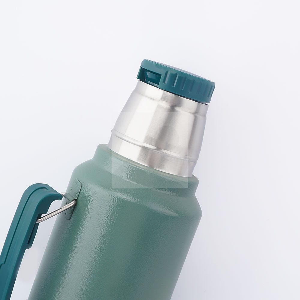 Custom 1.0 liter and 1.3 liter Argentine Companion thermos Each thermos comes with a 260 ml companion cup and stainless steel straw
