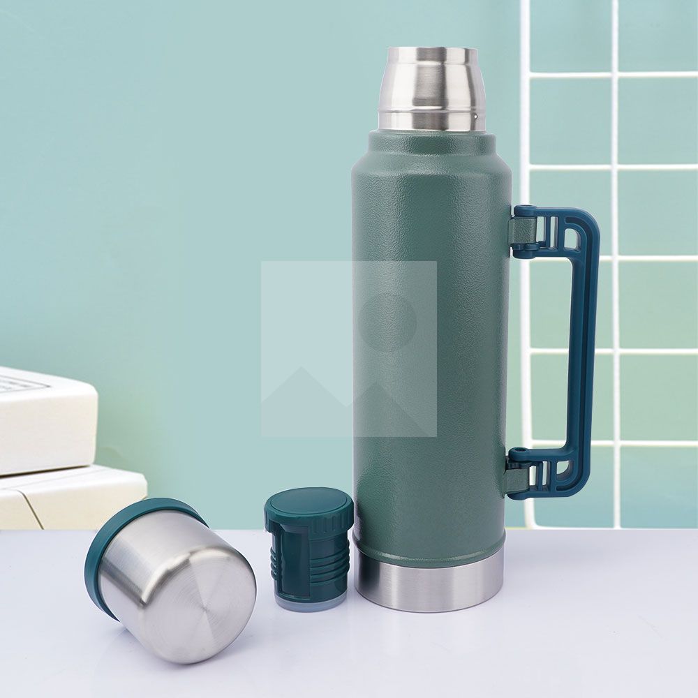 Custom 1.0 liter and 1.3 liter Argentine Companion thermos Each thermos comes with a 260 ml companion cup and stainless steel straw