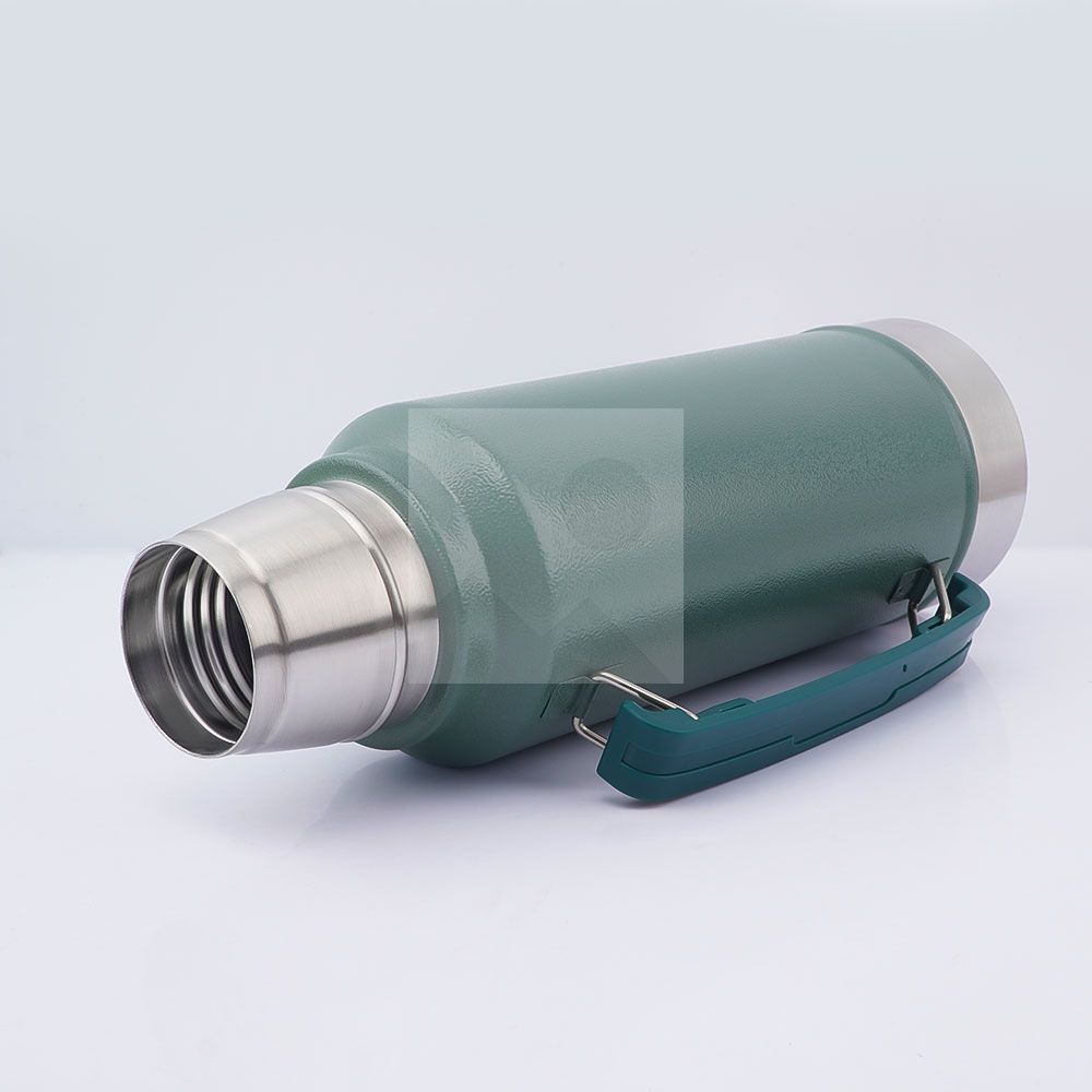 Custom 1.0 liter and 1.3 liter Argentine Companion thermos Each thermos comes with a 260 ml companion cup and stainless steel straw