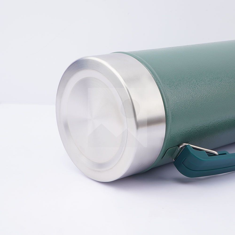 Custom 1.0 liter and 1.3 liter Argentine Companion thermos Each thermos comes with a 260 ml companion cup and stainless steel straw